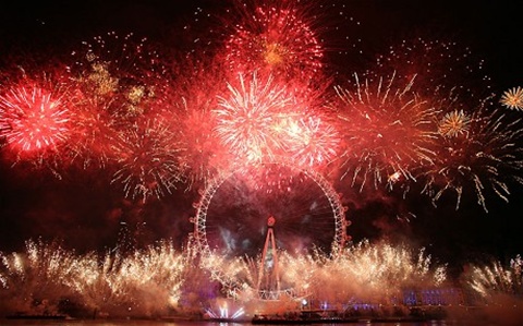 Màn pháo hoa hoành tráng bên bờ sông Thames. Ảnh: Telegraph